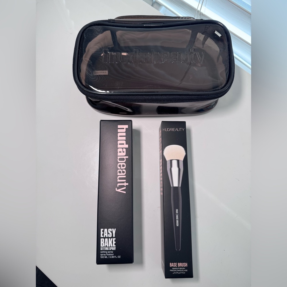 HUDA BEAUTY Easy Bake Setting Spray with Brush & clear cosmetics bag - Picture 1 of 4
